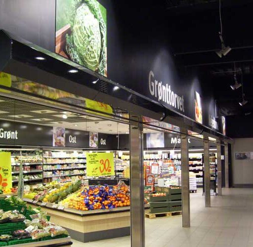 Masterveil AC-1000 luftridå monterad över ingången till en stor frukt- och grönsaksavdelning i en livsmedelsbutik