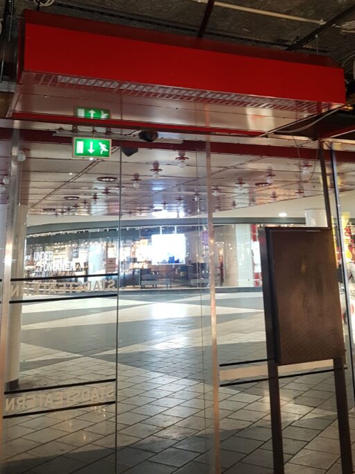 Lavbygget Masterveil MTC lufttæppe over indgangsdøren til kulturhus.