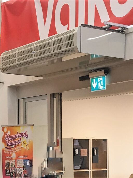Masterveil MTC lufttæppe over døren til en dagligvarebutik.