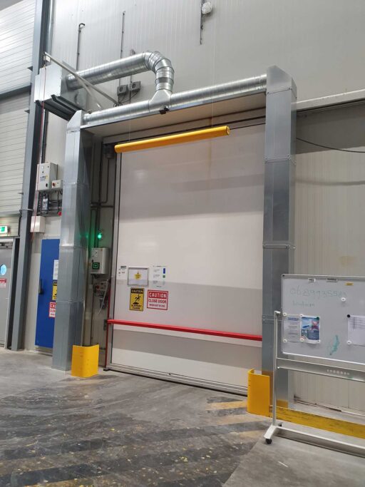 Masterveil PowerStream DSB lufttæppe installeret uden for en fryseport for at opretholde temperaturen inde i fryseren.
