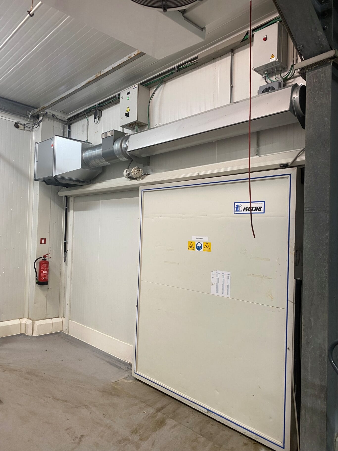 Masterveil AS-K luftridå ovanför dörr in till frysrum