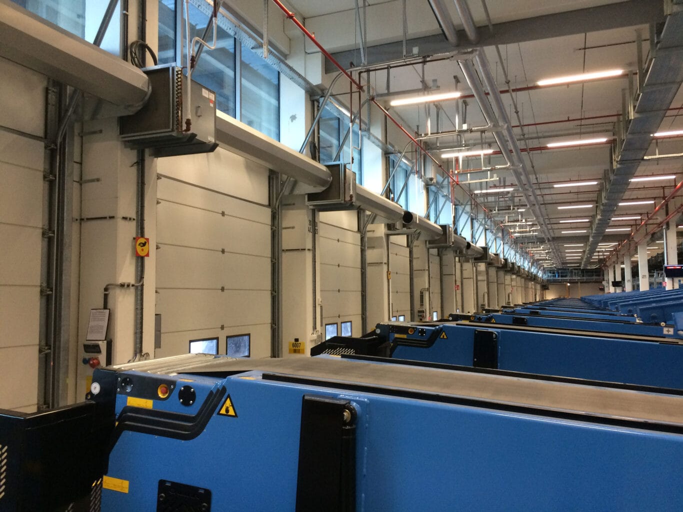 Masterveil Airstop Luftschleier über Toren im Nike Logistikzentrum zur energieeffizienten Klimatrennung