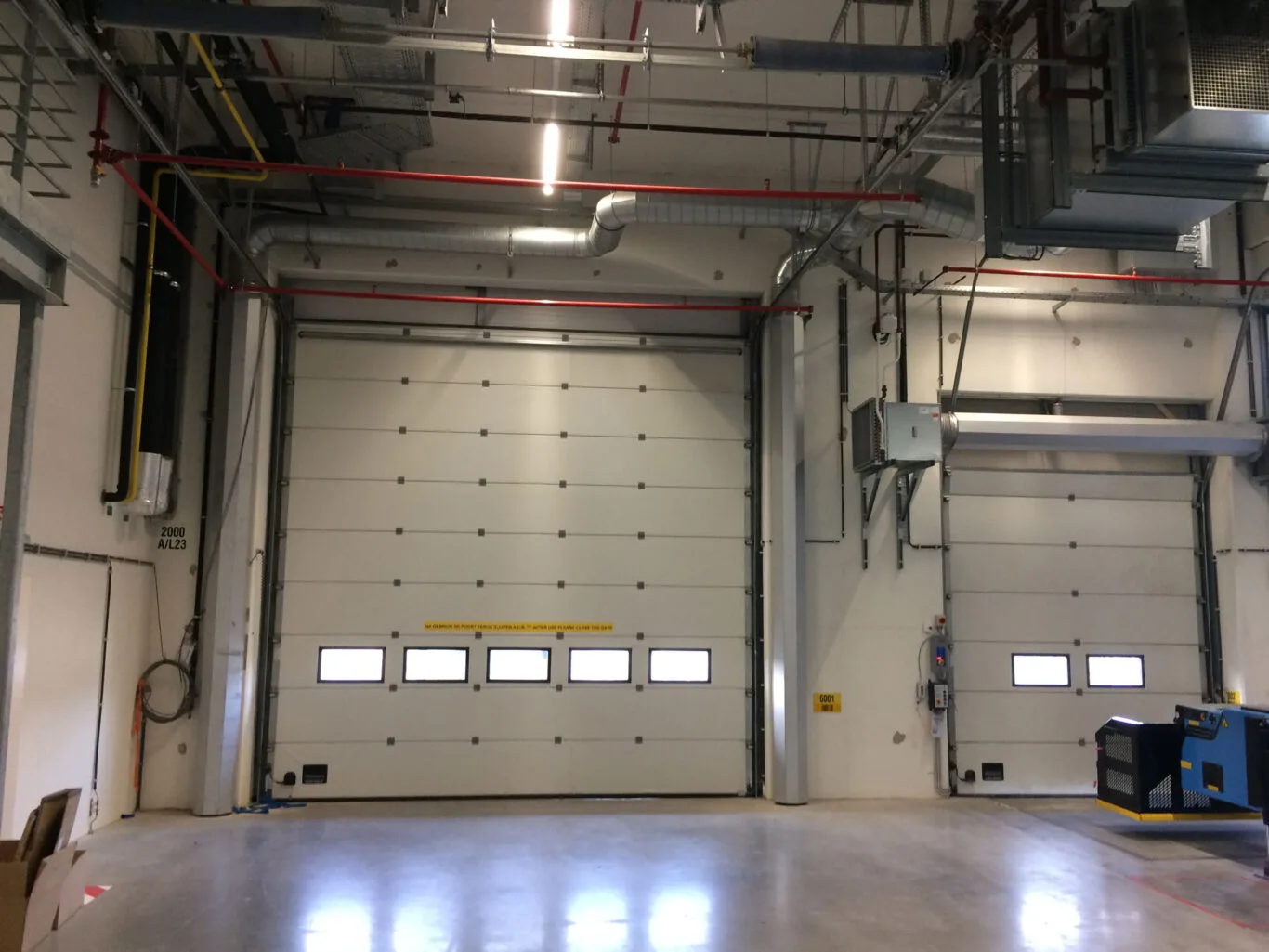 Masterveil stående lufttæpper på siderne af port i Nike logistikcenter for at reducere energitab